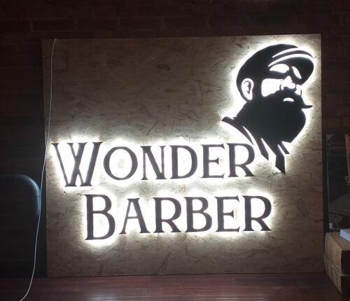 wonder barber litery z dibondu mocowane do ściany na dystansach